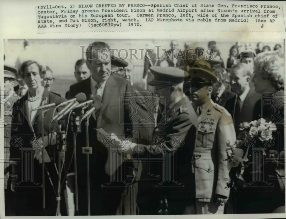 1970 Press Photo Gen. Franco greets Pres. Nixon at Madrid Airport - Historic Images