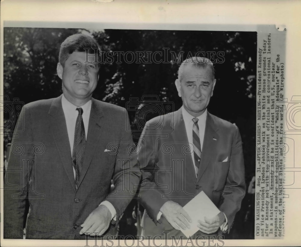 1961 Press Photo Pres. Kennedy and VP Johnson walk on the White House ground - Historic Images