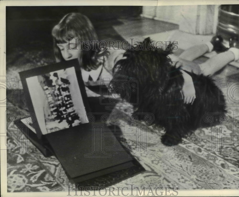 1943 Press Photo Hopkins &amp; Falla on the floor of a room in the White House - Historic Images