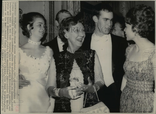 1970 Press Photo Eisenhower joins in conversation at Int'l ball in New York - Historic Images