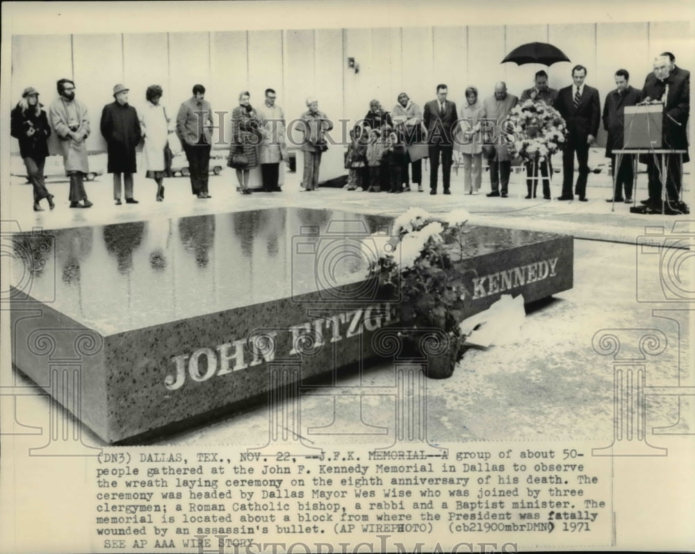 1971 Press Photo 50-people gathered at the John F. Kennedy Memorial in Dallas - Historic Images