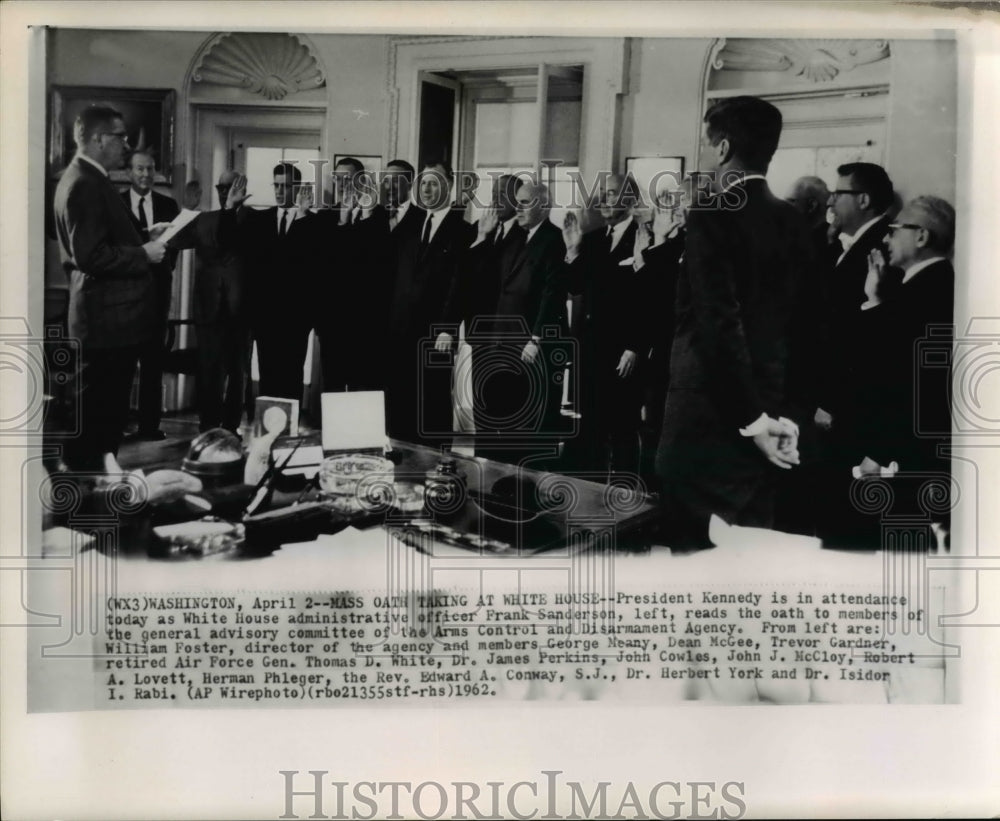 1962 Press Photo Mass Oath Taking at White House with Pres, Kennedy - Historic Images