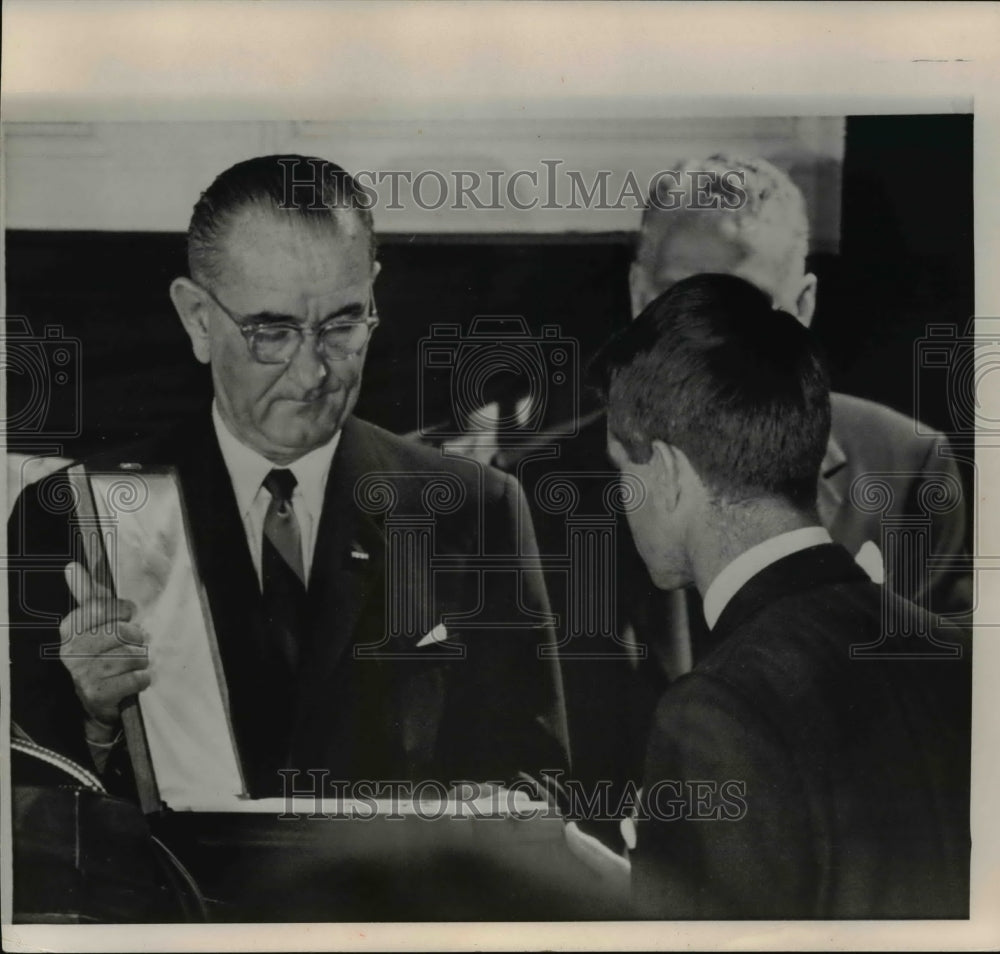 1963 Press Photo Kennedy receives award for Slain Brother - Historic Images