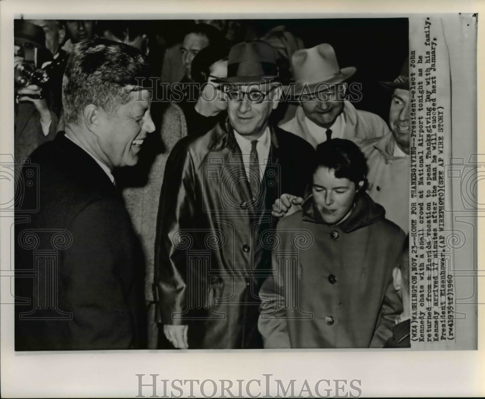 1960 Press Photo Kennedy chats with a small crowd at National Airport - Historic Images