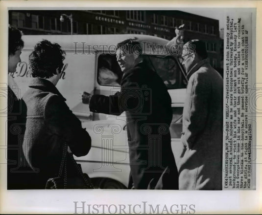 1960 Press Photo Kennedy swings past as he nears Georgetown University Hospital - Historic Images