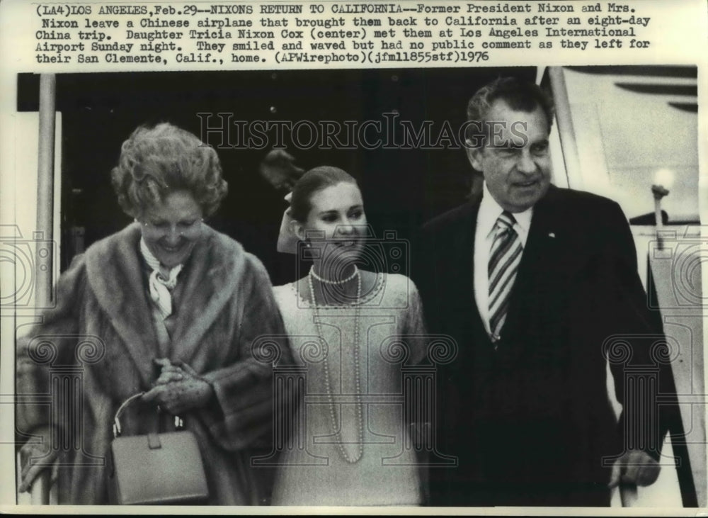 1976 Press Photo Ex-Pres &amp; Mrs Nixon and daughter Tricia return to California - Historic Images