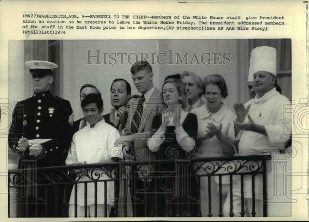 1974 Press Photo White House staff give Pres Nixon an ovation before leaving - Historic Images