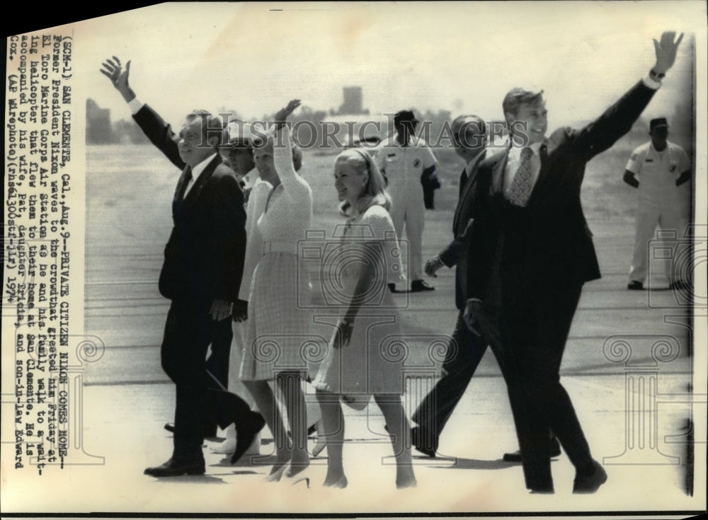 1974 Press Photo Private Citizen Nixon comes home at El Toro Air Station - Historic Images