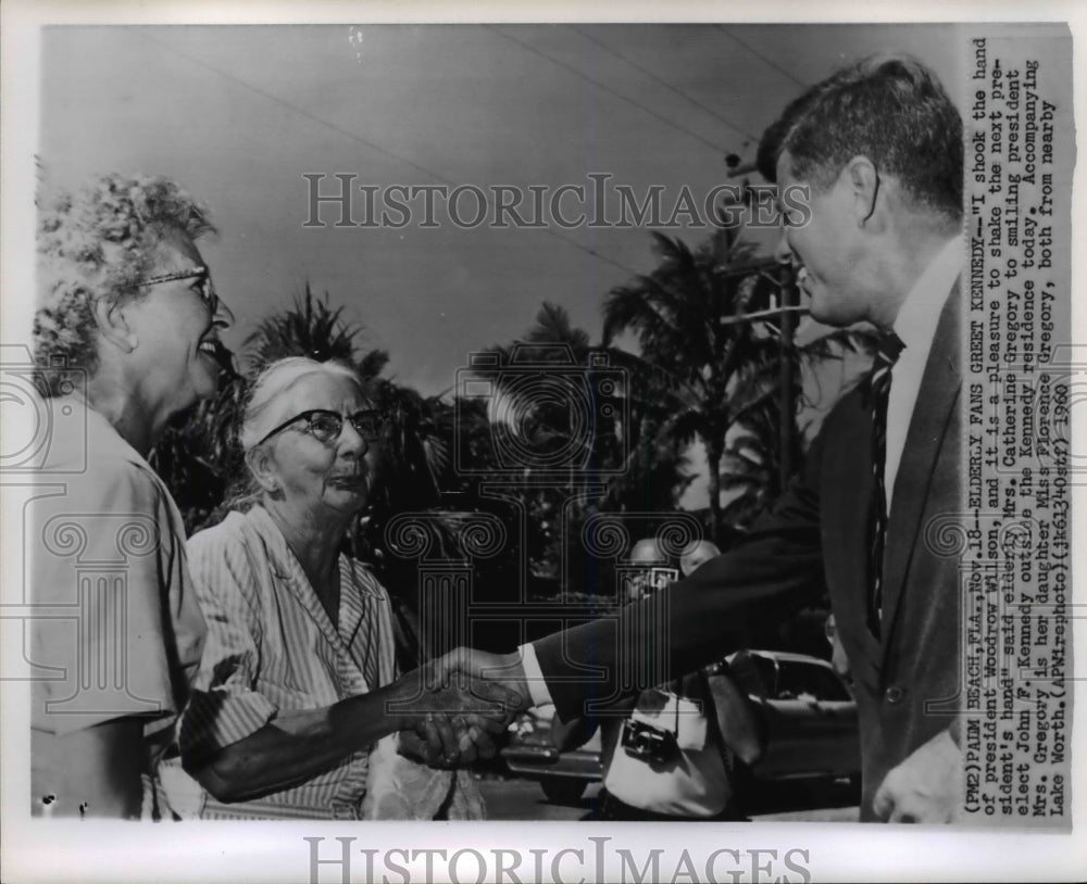 1960 Press Photo Elderly Fans greet Kennedy outside the Kennedy residence - Historic Images