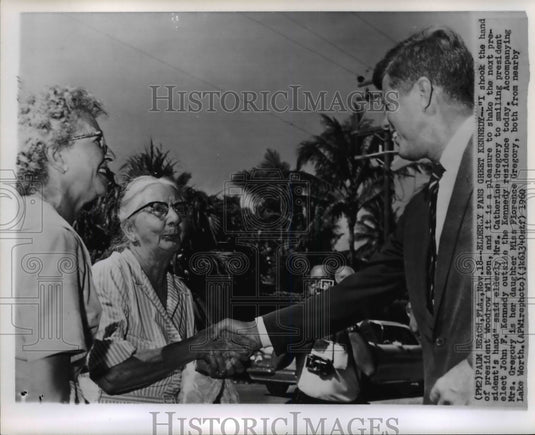 1960 Press Photo Elderly Fans greet Kennedy outside the Kennedy residence - Historic Images
