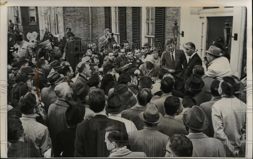 1960 Press Photo Kennedy called an outdoor confrence at Georgetown residence - Historic Images