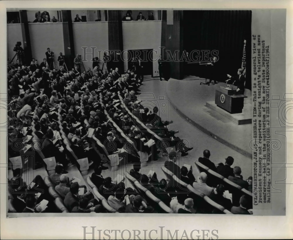 1961 Press Photo Pres. Kennedy and reporters during televised news conference - Historic Images