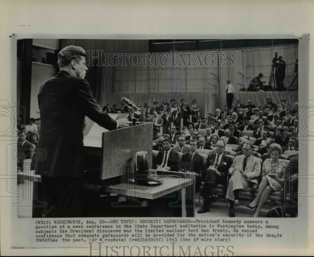 1963 Press Photo Pres Kennedy answers a question at a news conference in WA - Historic Images