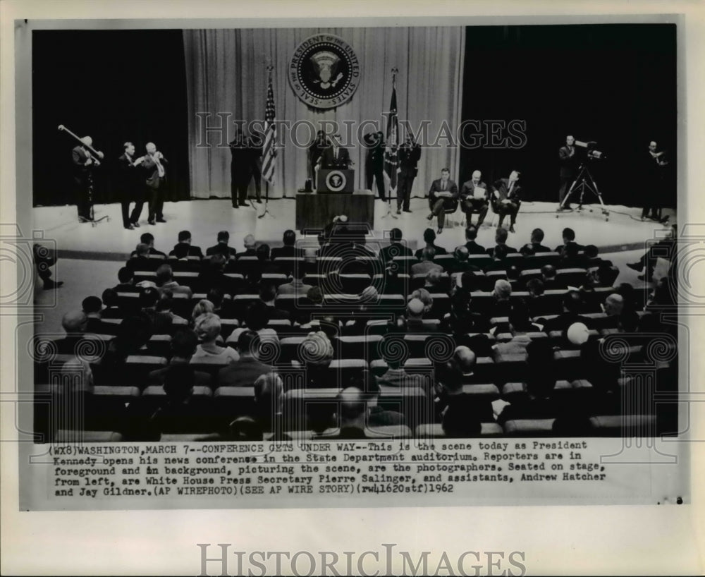 1962 Press Photo Pres Kennedy opens his news conference in the State Dept. aud - Historic Images