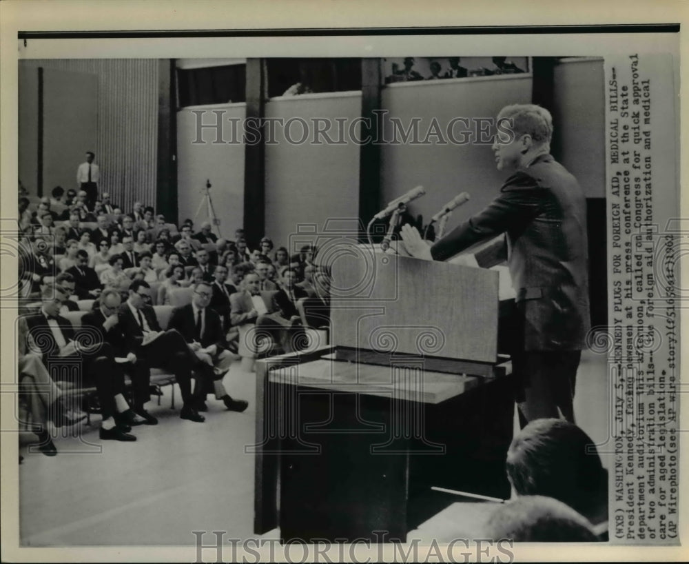 1962 Press Photo Pres Kennedy facing newsmen at the State Department auditorium - Historic Images
