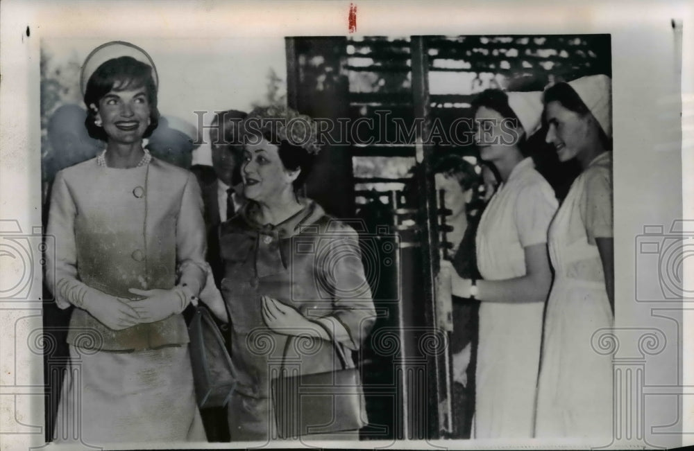 1961 Press Photo Parisian First Ladies in Paris - Historic Images