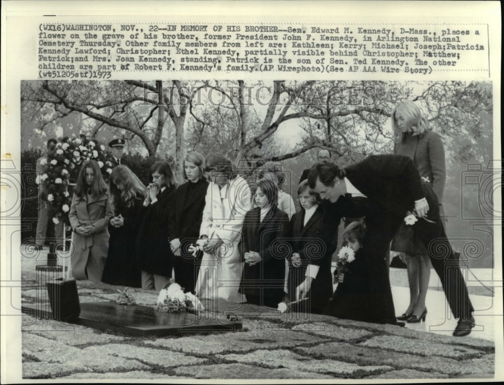 1973 Press Photo Kennedys places flower on the grave of Ex-Pres Kennedy - Historic Images