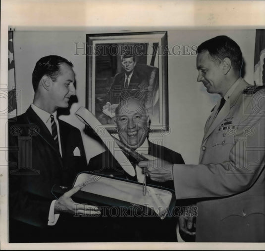 1961 Press Photo Miguel Angel dela Torre Francisco Bello & Cmdr Tazewell Shepard - Historic Images