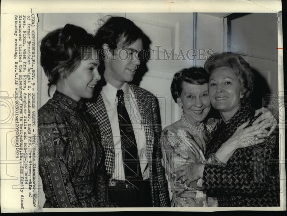 1973 Press Photo Mamie Eisenhower hugs Pat Nixon during visit in Gettysburg, Pa - Historic Images