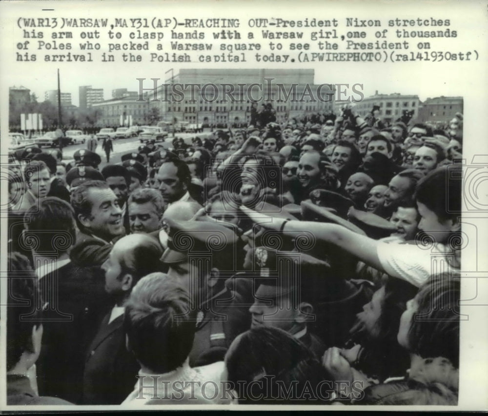 1972 Press Photo Pres Nixon streches his arm to clasp hands with a Warsaw girl - Historic Images