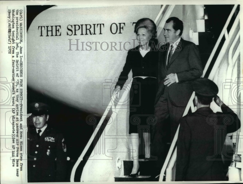 1972 Press Photo Nixons arrive at Andrews Air Force Base near Washington - Historic Images