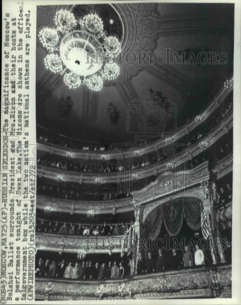 1972 Press Photo Bolshoi Ballet surrounds Nixons and their hosts of Swan Lake - Historic Images