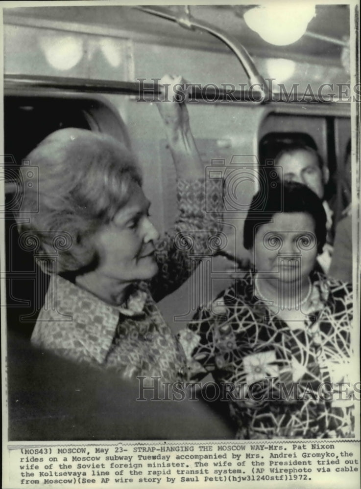 1972 Press Photo Mrs Nixon rides on a Moscow subway accompanied by Mrs Gromyko - Historic Images