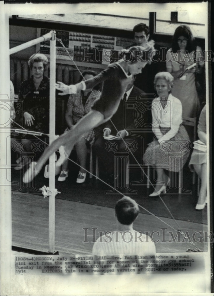 1974 Press Photo Mrs Pat Nixon watches young girl leap at Moscow gym school - Historic Images