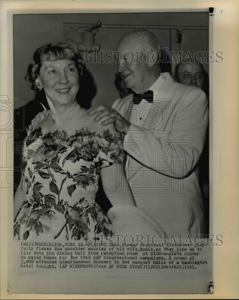 1962 Press Photo Ex-Pres Eisenhower playful to his wife at the Washington hotel - Historic Images