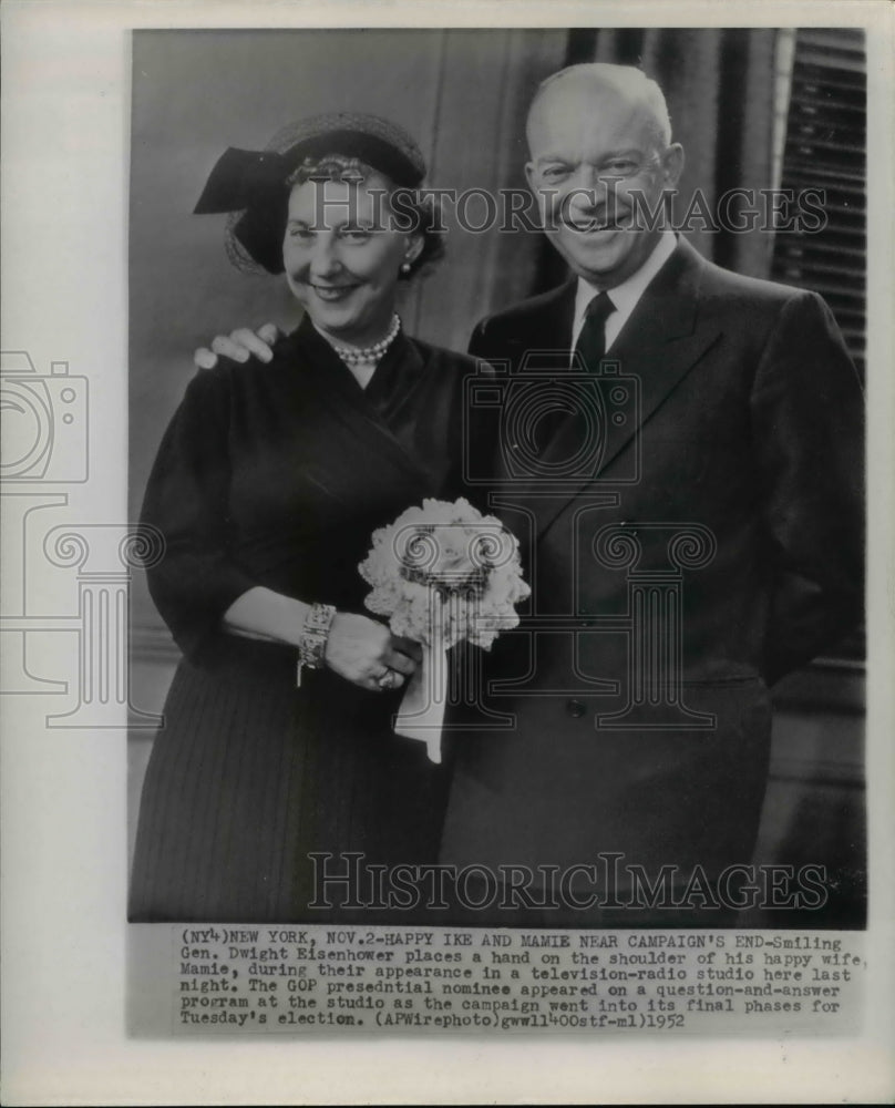 1952 Press Photo Happy Eisenhowers near Campaign&#39;s End - Historic Images