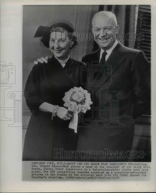 1952 Press Photo Happy Eisenhowers near Campaign's End - Historic Images