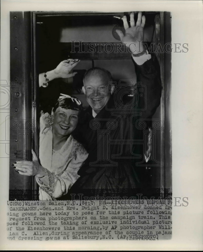 1952 Press Photo Eisenhowers donned dressing gowns for the picture - Historic Images