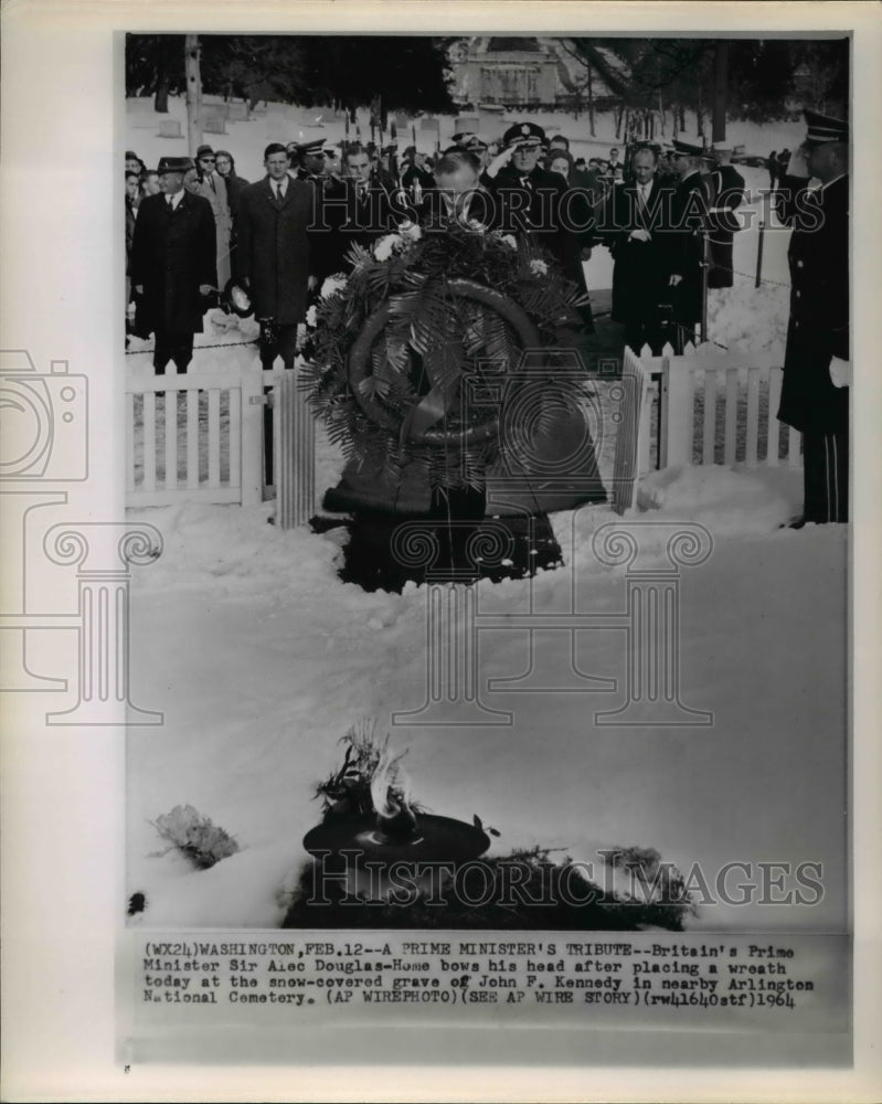 1964 Press Photo Britain&#39;s Prime MInister Sir Alec Douglas-Home bows his head - Historic Images