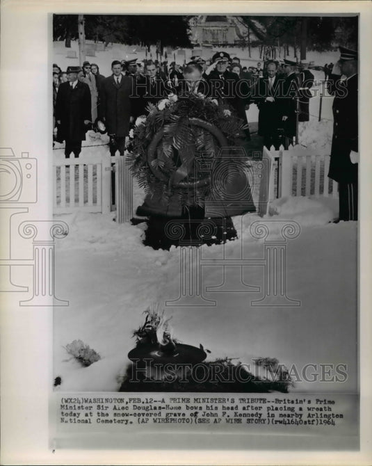 1964 Press Photo Britain's Prime MInister Sir Alec Douglas-Home bows his head - Historic Images