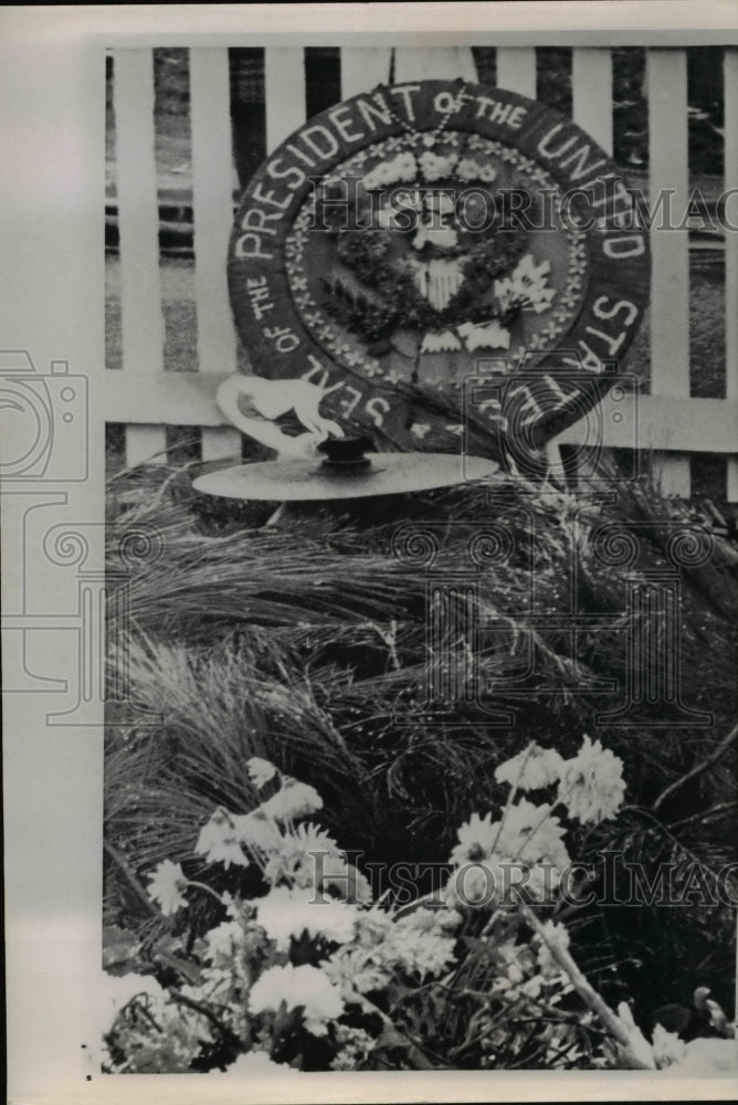 1963 Press Photo The seal of the President of the United States, done in flowers - Historic Images