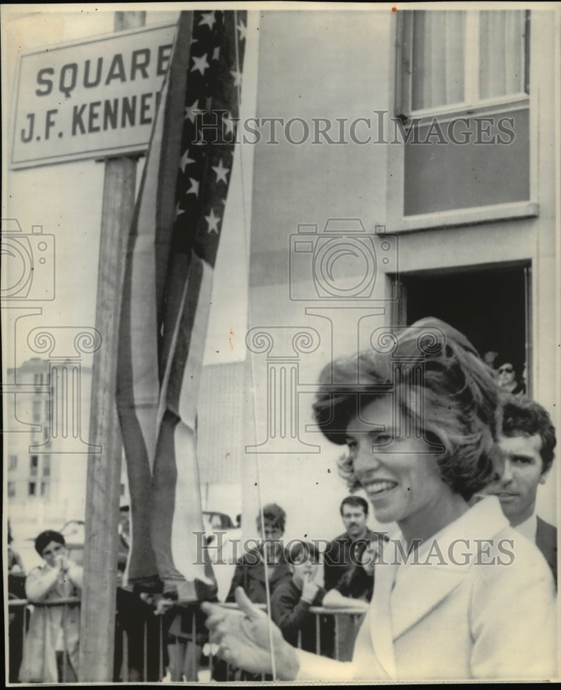 1969 Press Photo Mrs. Eunice Kennedy Shriver, unveils a "Square John F. Kennedy" - Historic Images