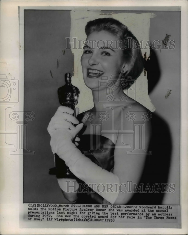 1958 Press Photo Joanne Woodward happily holds the Motion Picture Academy Oscar - Historic Images