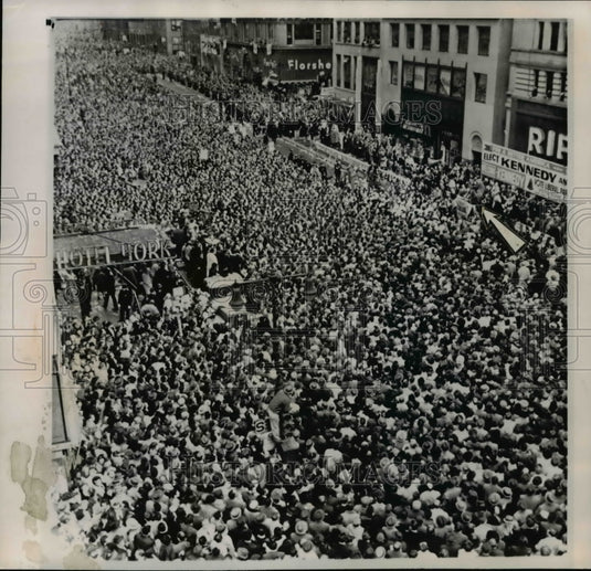 1960 Press Photo Sen. John F. Kennedy addresses huge throng in New York's - Historic Images