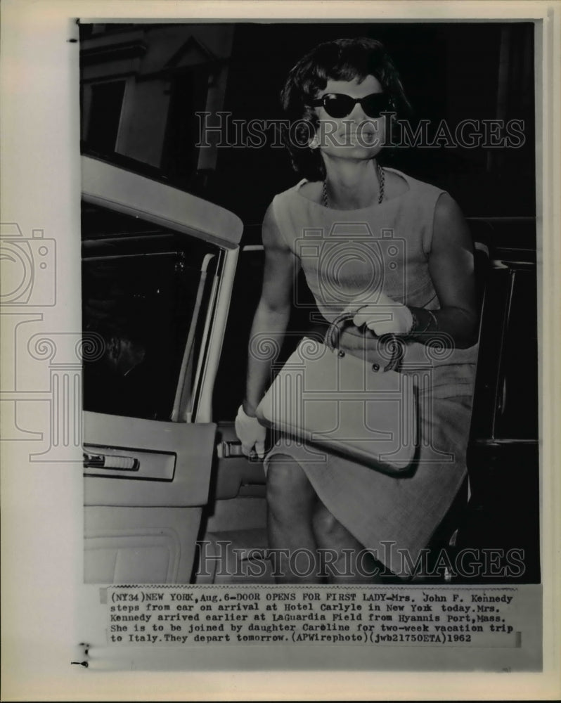 1962 Press Photo Mrs. John F. Kennedy steps from car on arrival at Hotel - Historic Images