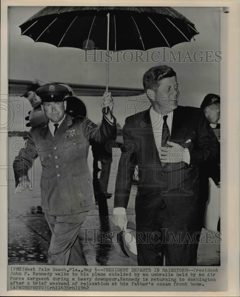 1962 Pres. Kennedy departs in Rainstorm to Washington - Historic Images