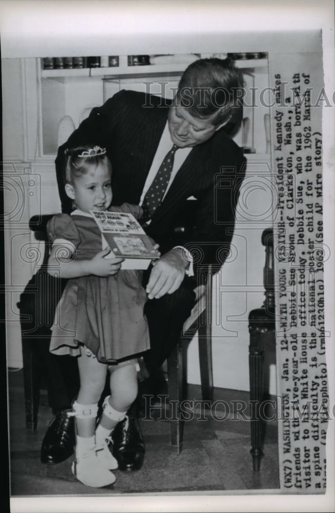 1962 Press Photo Kennedy with his 5 years old, Debbie, visitor in White House - Historic Images