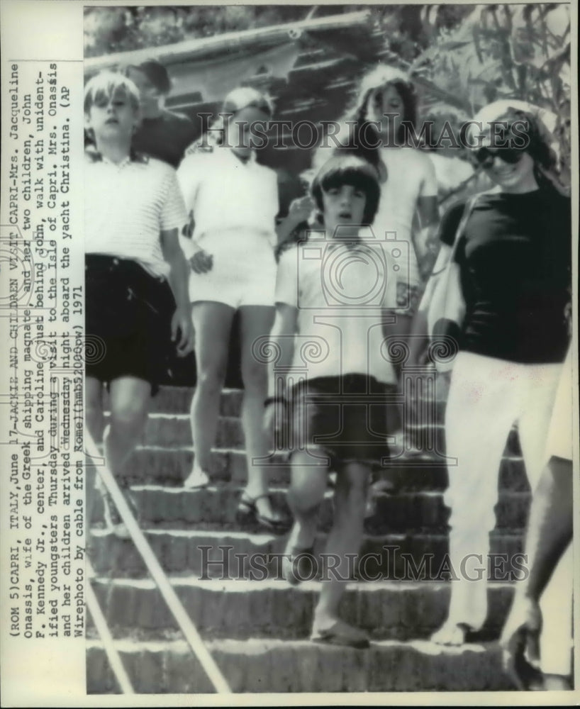 1971 Press Photo Mrs.Jacqueline Onassis with her two children John and Caroline. - Historic Images