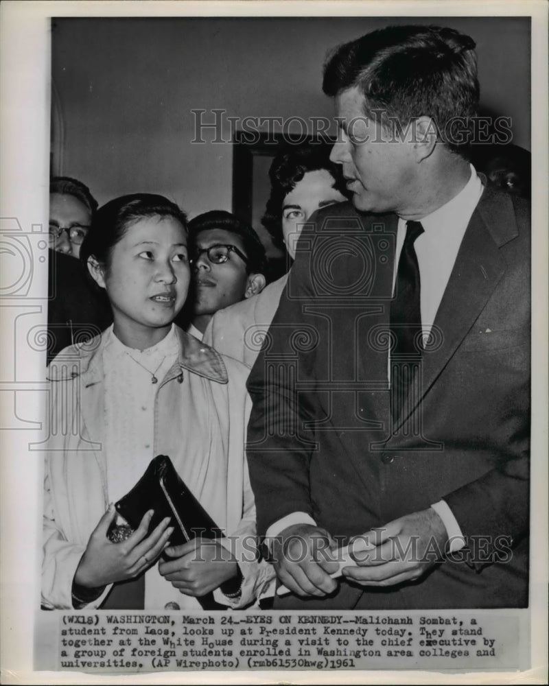 1961 Press Photo Malichanh Sombat looks at Pres Kennedy at White House - Historic Images