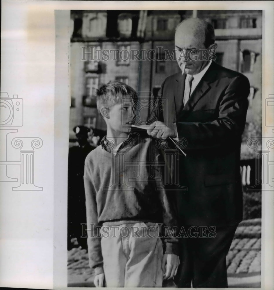 1961 Press Photo Rusk sings autograph for Myklebust after NATO meeting in Norw. - Historic Images