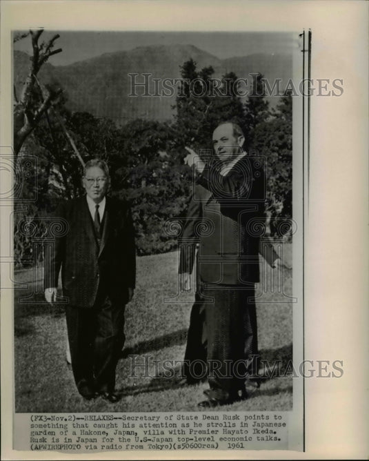 1961 Press Photo Rusk&Ikeda on stroll at Japanese garden in Hakone, Japan - Historic Images