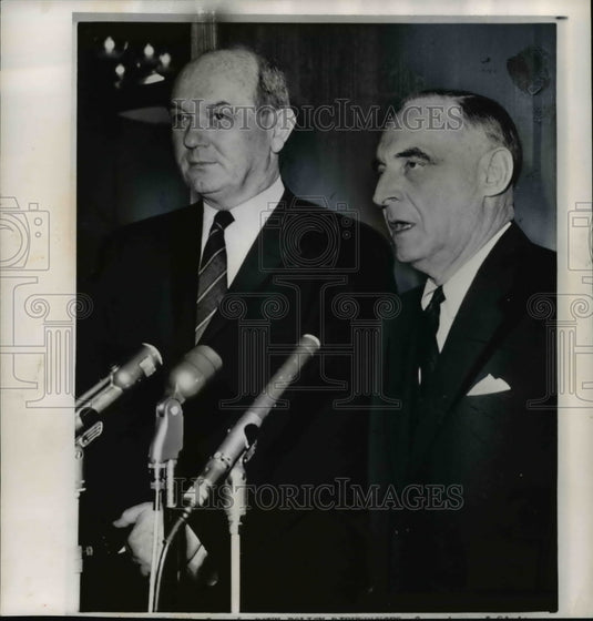 1962 Press Photo Rusk&Gen.Clay deny policy differences in newsmen at State Dept. - Historic Images