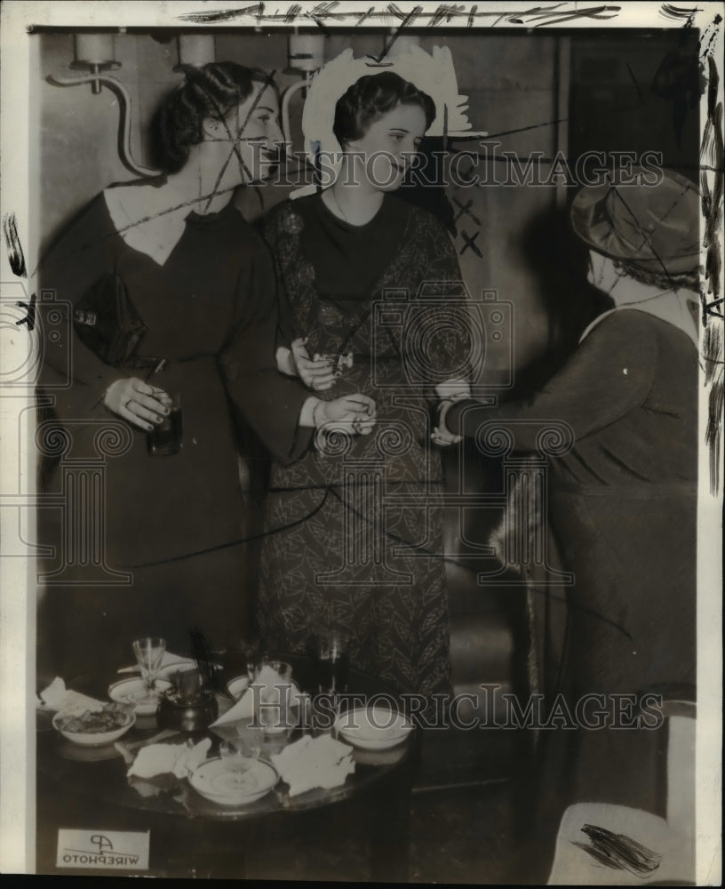 1935 Press Photo McDora Roosevelt and Margaret Roosevelt bid farewell to a - Historic Images