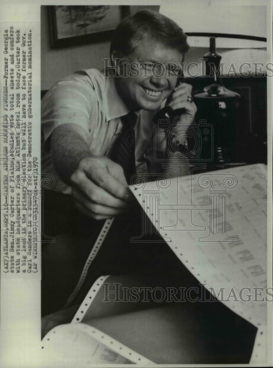1970 Press Photo Carter studies vote total sheets while confers at Atlante Hotel - Historic Images