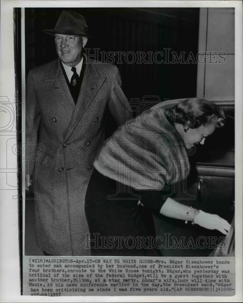 1957 Press Photo Pres.Eisenhower &amp; wife take a cab on way to White House - Historic Images