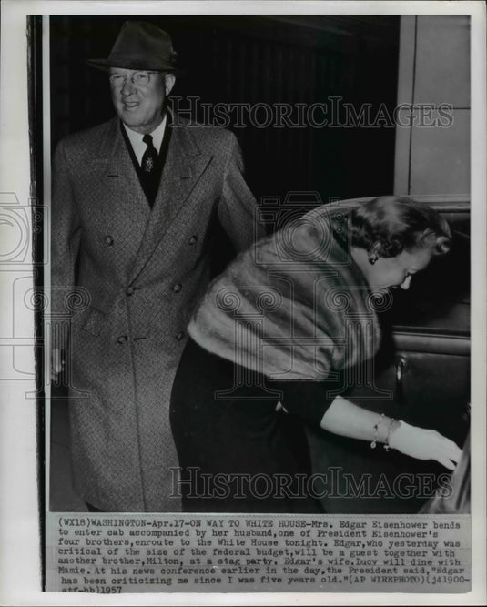 1957 Press Photo Pres.Eisenhower & wife take a cab on way to White House - Historic Images